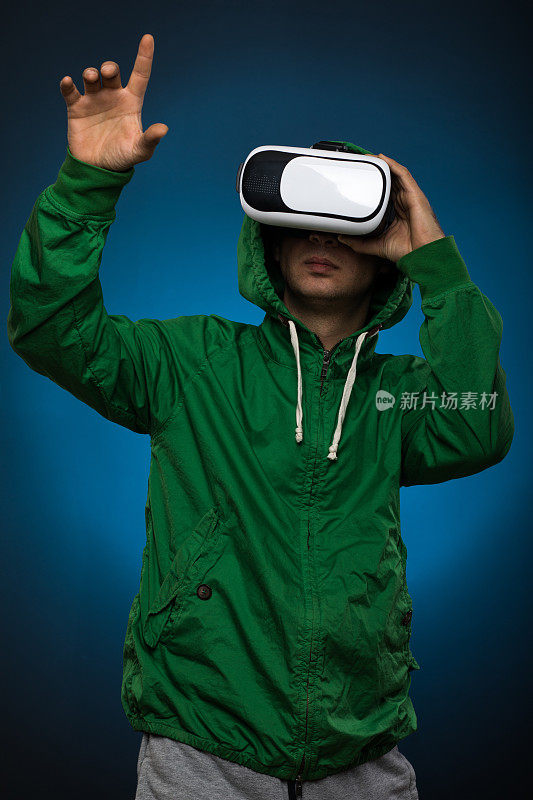 用VR眼镜的年轻人。戴着虚拟现实眼镜的男人在做手势。