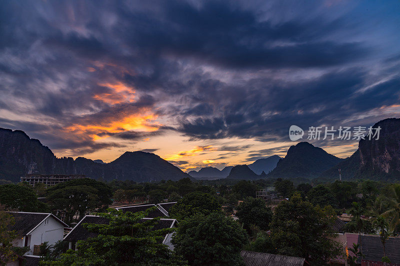 视点和美丽的风景日落在万荣，老挝。