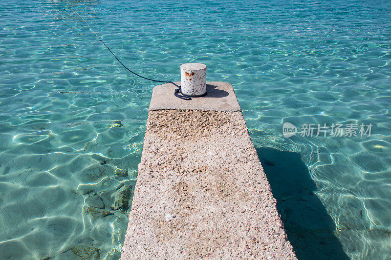 绿松石色的海与混凝土码头