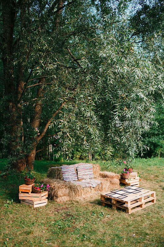 稻草沙发，户外家具，牛仔派对。托盘的木制
