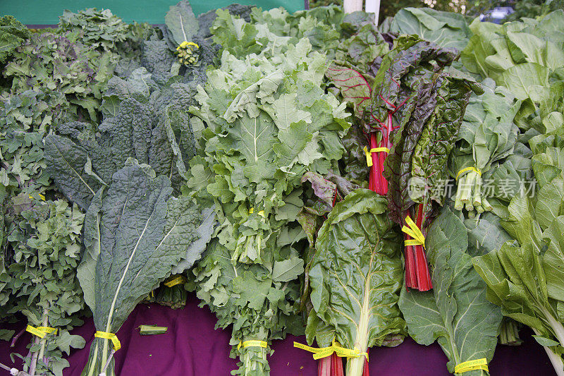 农贸市场的叶菜-甜菜，羽衣甘蓝，羽衣甘蓝，菜叶