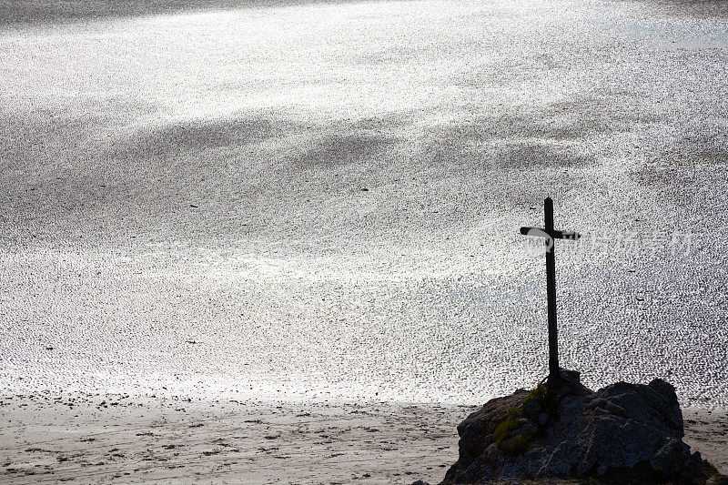 法国布列塔尼附近海岸的古老石头十字架