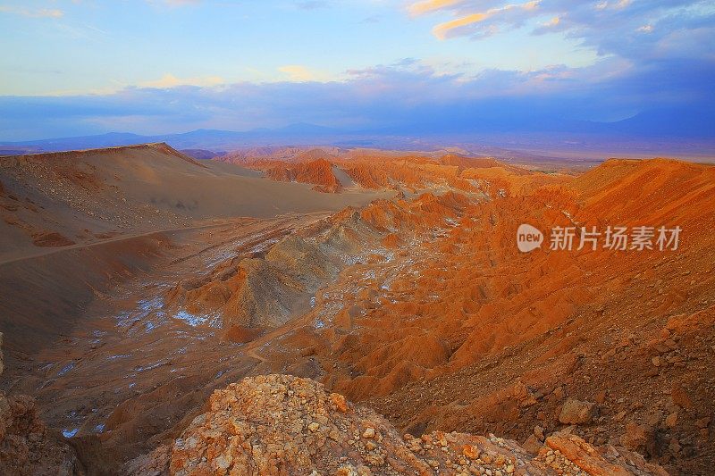 阿塔卡马沙漠，月亮和死亡谷-上面的景观在金色日落全景-智利