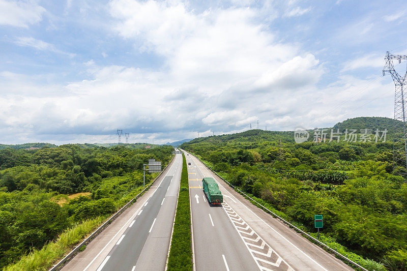 从中国南方高速列车上看到的高速公路