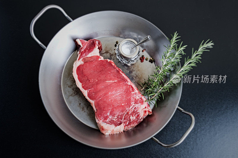 新鲜的生牛肉加香料调味