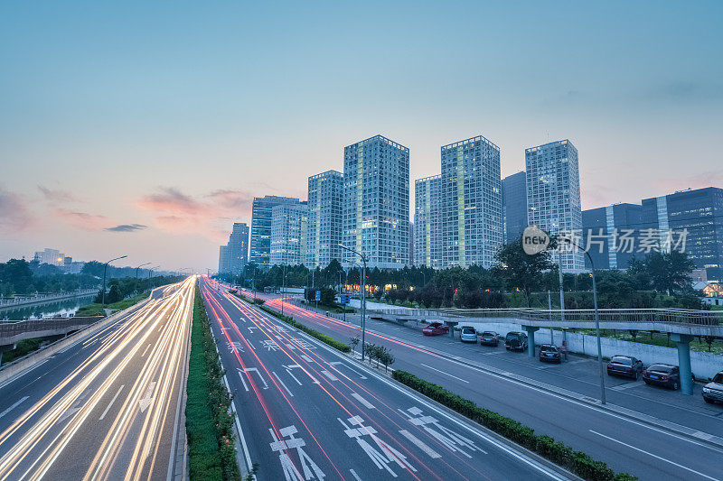 夕阳中的北京城市景观