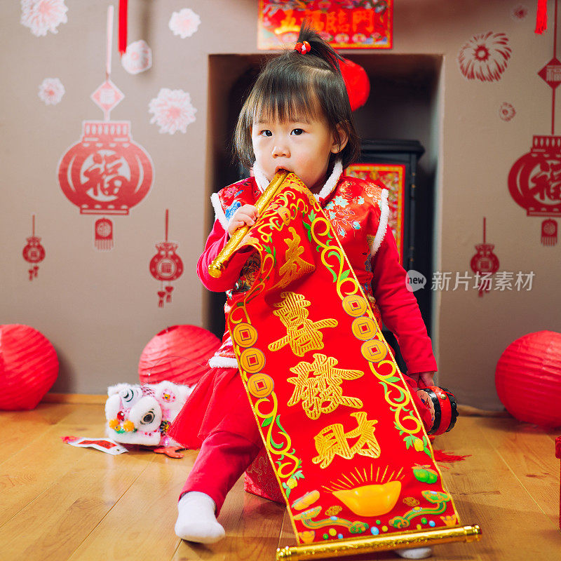 中国的小女孩身着“宫囍发茶”的传统服饰，寓意着发财致富