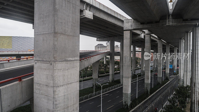 多云天气城市公路和立交桥鸟瞰图