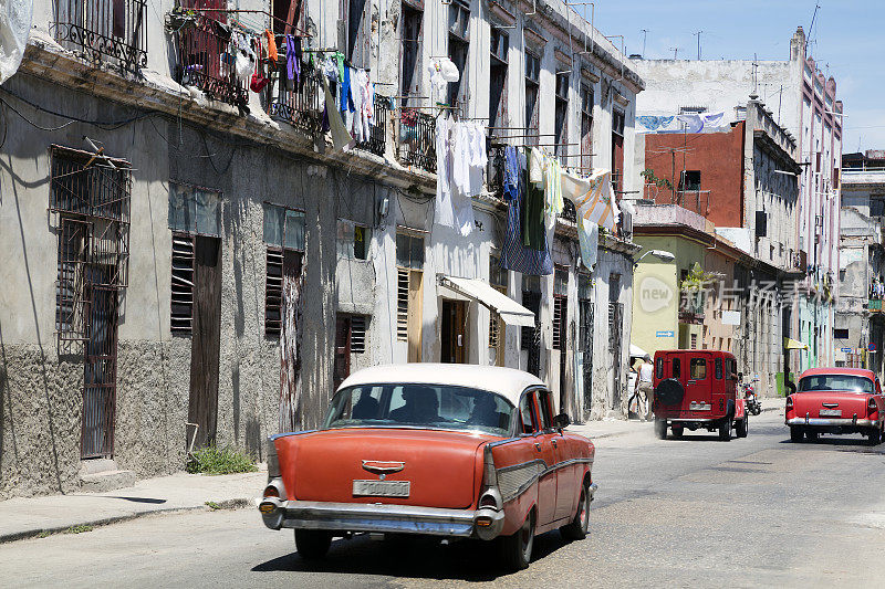 在古巴哈瓦那超速行驶的老式美国汽车