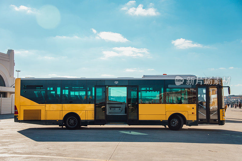 黄色的公交车