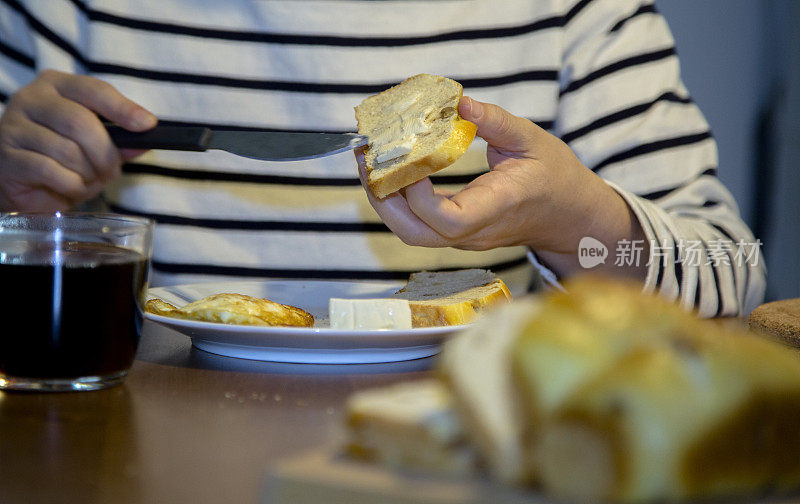 在烤面包上涂奶酪