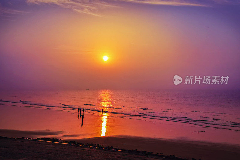 在印度东部的海滩上，五颜六色的日出。