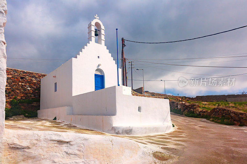 希腊米科诺斯岛上典型的希腊白色教堂