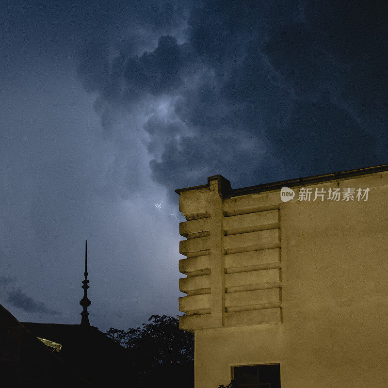 夜间雷雨，戏剧性的乌云