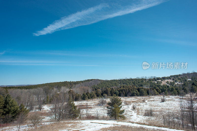 在加拿大南安大略橡树岭冰碛的顶峰瞭望