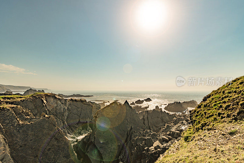 德文郡哈特兰岩石海岸线上的太阳