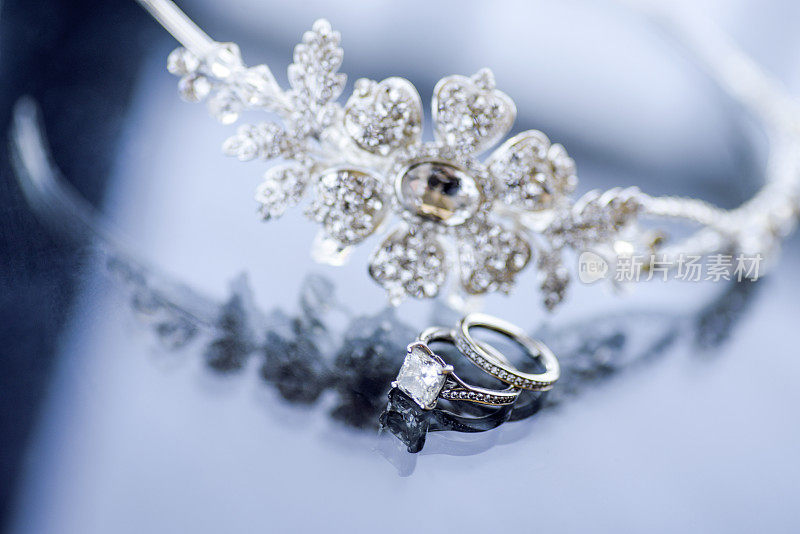钻石结婚戒指和头饰