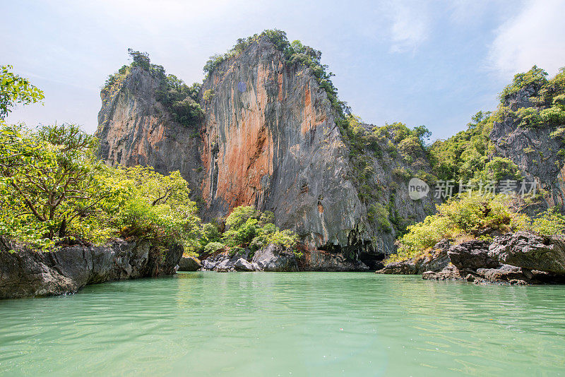 崎岖的喀斯特山热带泻湖泰国香港岛