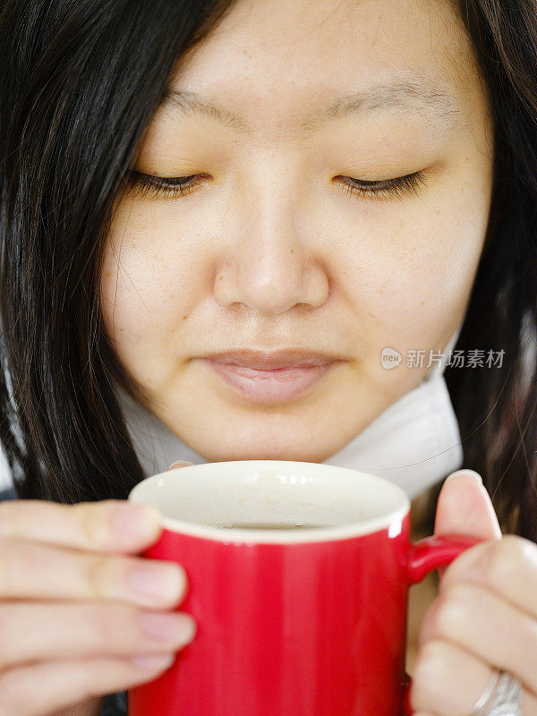 日本女人喝茶的特写