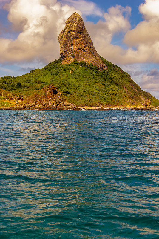 费尔南多・迪诺罗尼亚拥有大海、高山和天空，令人惊叹的风景。