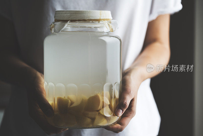 拿着一瓶苹果酒的女人