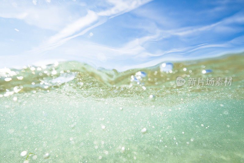 南康沃尔的佩德范德海滩海面上和海面下