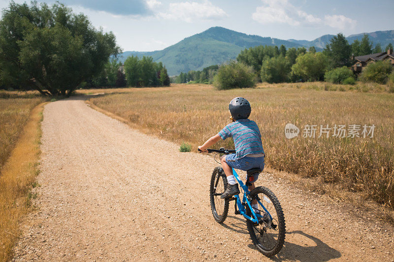 后视男孩山地自行车在山区