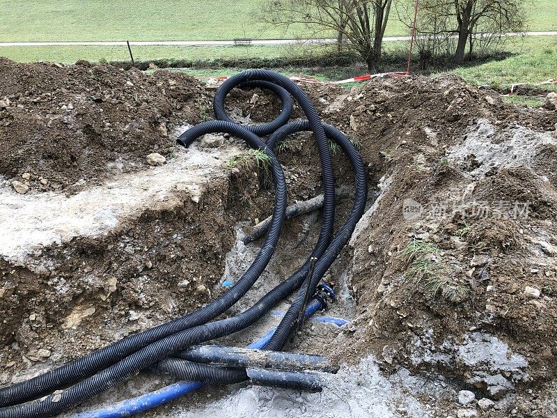 用于铺设电缆的空管道位于沟渠中