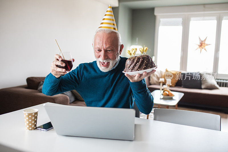 老人正在和家人视频通话庆祝生日