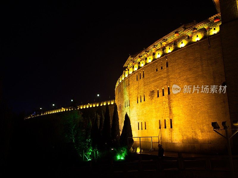 洛阳古城墙夜景。丽晶门在洛阳市的中心，是中国四大古都之一。2018年10月14日河南省洛阳市。