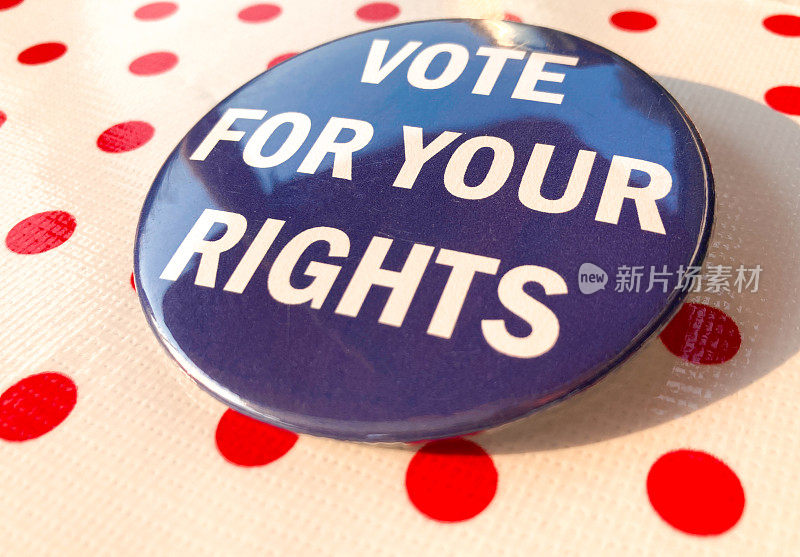 “为你的权利投票”按钮特写，圆点背景