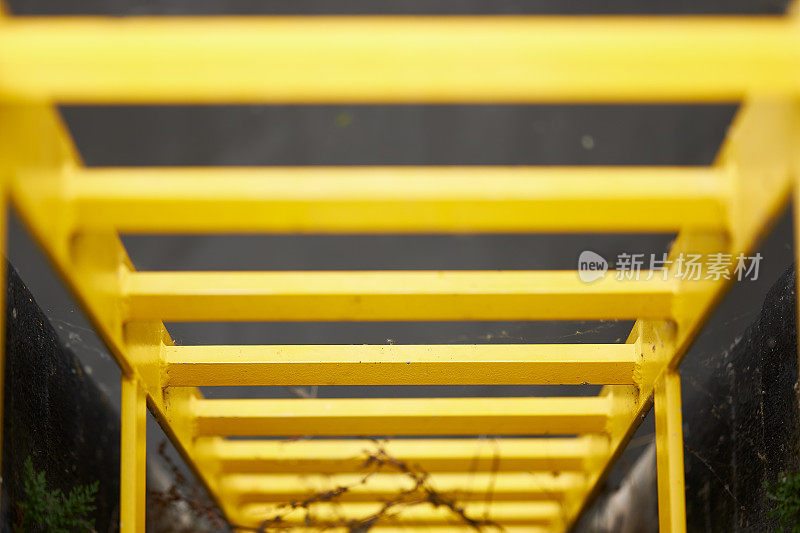 黄色金属梯子的消失点图像可以用作背景图像