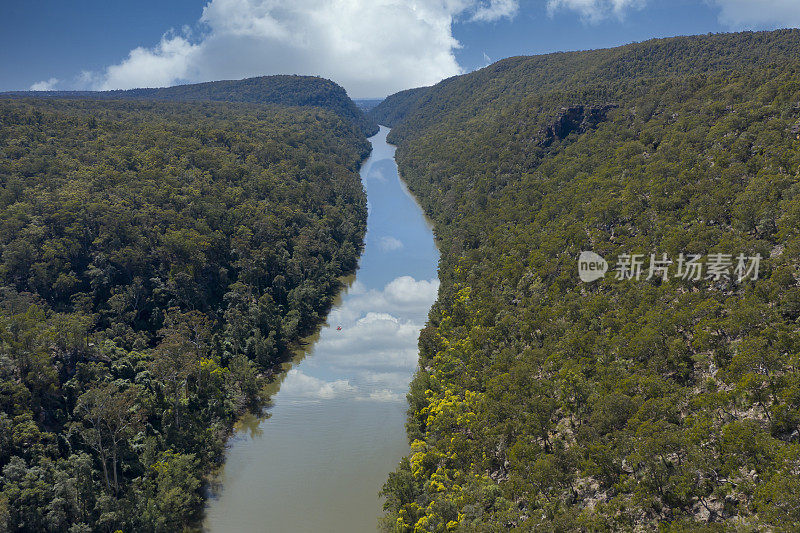 横穿澳大利亚新南威尔士州森林的尼比尼河