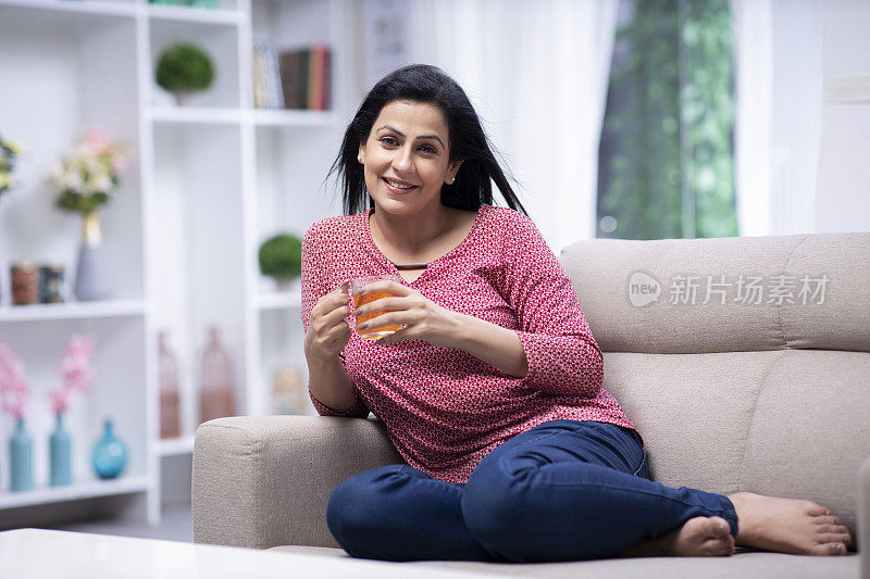 女人在家坐在沙发上的照片