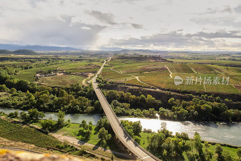 山谷中的桥和路。圣维森特·德拉桑塞拉。里奥哈葡萄酒。西班牙