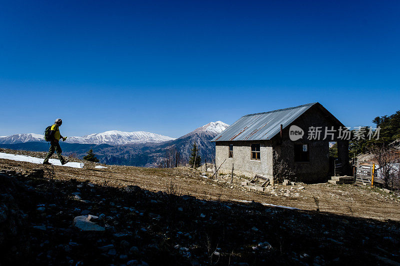 小屋雪山，徒步旅行者