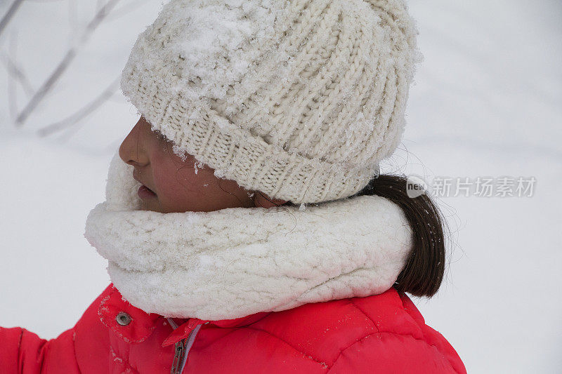 小女孩喜欢周末在雪地里玩