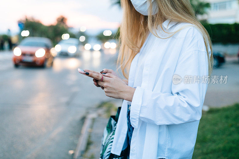 年轻的金发女人在等出租车