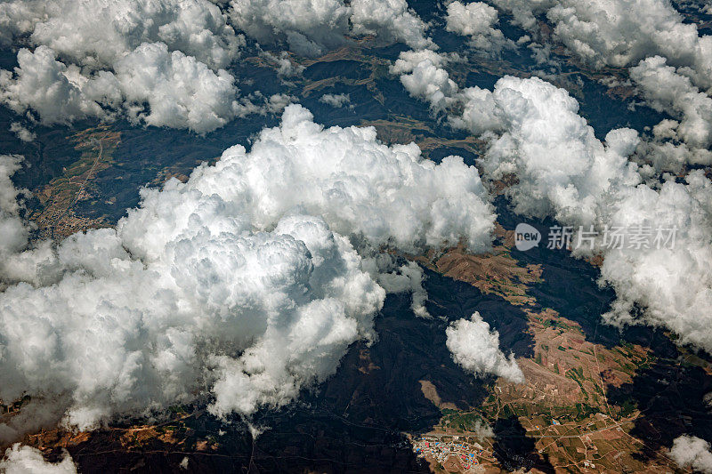 航空全景在沙漠峡谷从飞机上方的伊朗，亚洲洛雷斯坦省