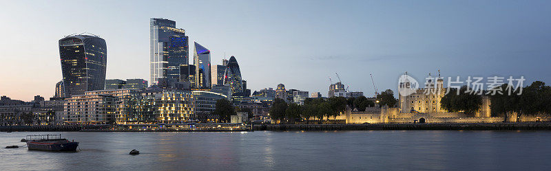 黄昏时分，伦敦城的天际线上有公司办公楼和伦敦塔