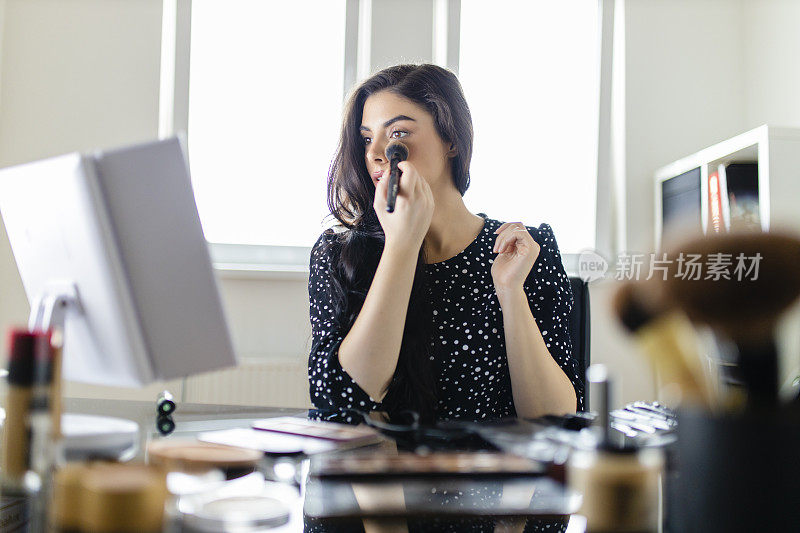 年轻女性化妆师的肖像准备工具拍摄教程