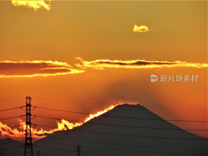 日本。1月。太阳落在富士山后面。