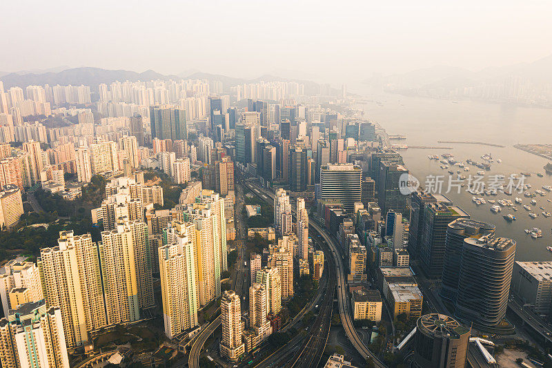 无人机在雾天的城市建筑视图