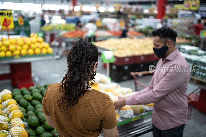 超市员工帮顾客买菜——戴口罩