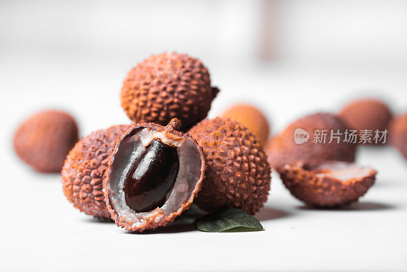 荔枝:一种热带水果，原产于中国东南部的广东和福建省