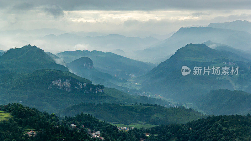 中国贵州有雾的山