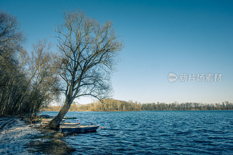 在冬天的风景中，湖面上划着小船