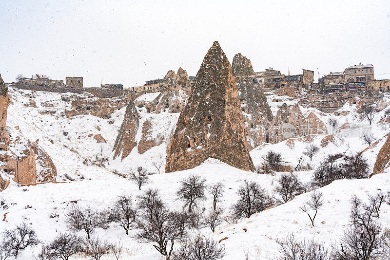 在乌奇萨，卡帕多西亚的仙女烟囱在冬天，下大雪