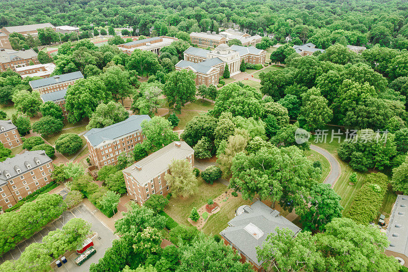 春天的大学校园上空