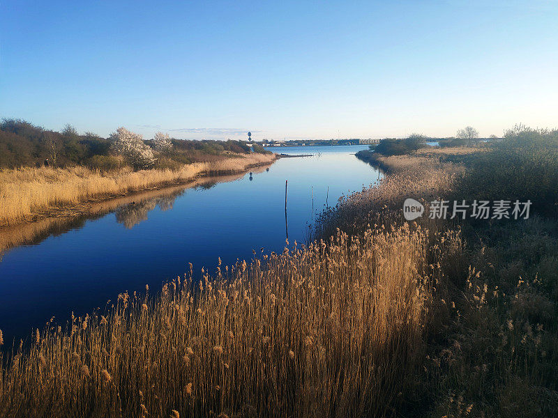 水道流入大海